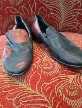 Men's Black Slip-On Loafers with Red Rose Accent 9.5